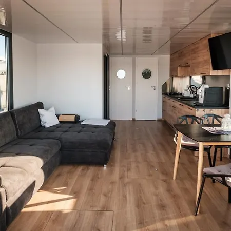 Hausboot Puentenel - Stationaer - Traumhafte Ferienwohnung Auf Dem Wasser ספינת מלון Kinrooi